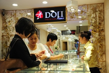 Tỷ giá giảm mạnh, vàng SJC “chênh vênh” với thế giới