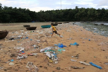 Lo ngại ô nhiễm rác thải nhựa lưu vực Vu Gia - Thu Bồn