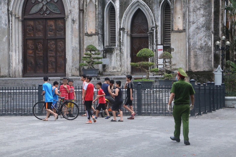 Ngày đầu tái xử phạt không đeo khẩu trang, Công an Hà Nội chỉ nhắc nhở - 6 Ngày đầu tái xử phạt không đeo khẩu trang, Công an Hà Nội chỉ nhắc nhở - 6