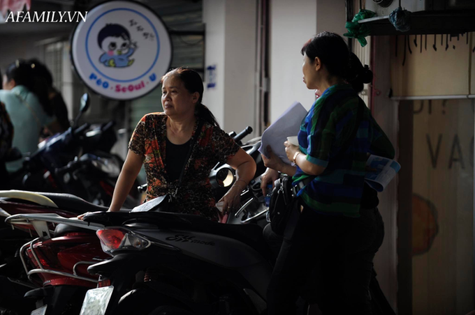 Tấm lòng cha mẹ mùa thi: Nhà ở Bến xe Nước ngầm nên phải dậy từ 4h sáng, đến cổng trường bố ngồi đếm lại từng chiếc bút cho con - Ảnh 6. Tấm lòng cha mẹ mùa thi: Nhà ở Bến xe Nước ngầm nên phải dậy từ 4h sáng, đến cổng trường bố ngồi đếm lại từng chiếc bút cho con - Ảnh 6.