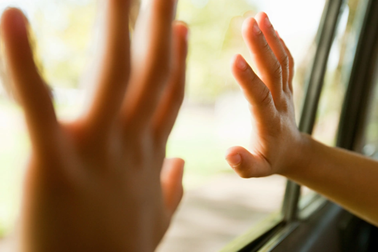 Bé gái tại Mỹ bị nhốt trong xe điện Tesla giữa nắng nóng vì pin chết