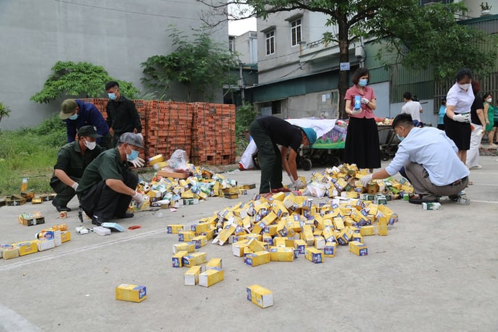 Hàng nghìn hộp thực phẩm chức năng hết hạn bị vứt bỏ ở Hạ Long - 1 Hàng nghìn hộp thực phẩm chức năng hết hạn bị vứt bỏ ở Hạ Long - 1