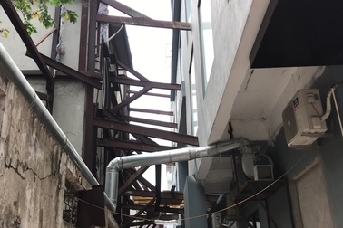 Hàng loạt căn nhà nhà bị sụt lún, nghiêng ngả phải "chống nạng" sắt ở Hà Nội