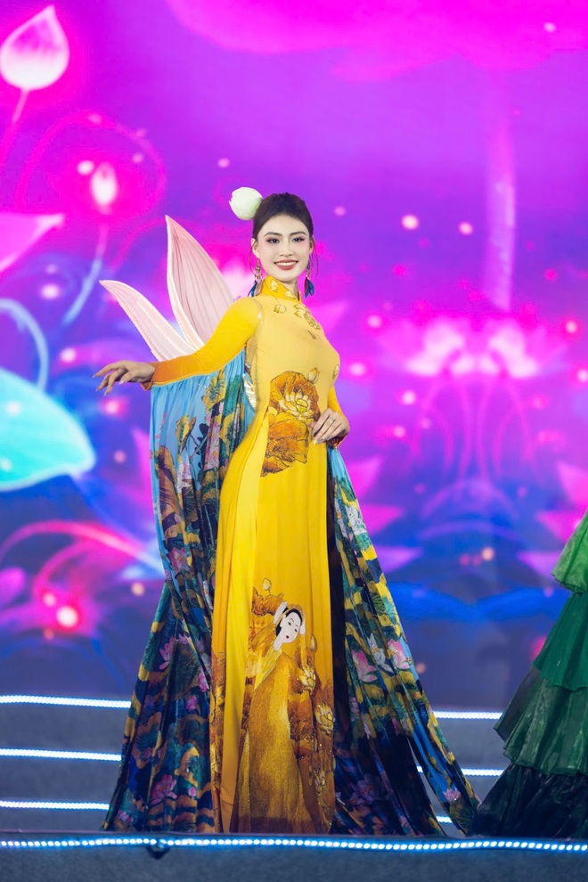 Hoa hậu Hoàng Châu Anh thu hút với áo dài “cánh sen phát sáng” dưới mưa - 2 Hoa hậu Hoàng Châu Anh thu hút với áo dài “cánh sen phát sáng” dưới mưa - 2