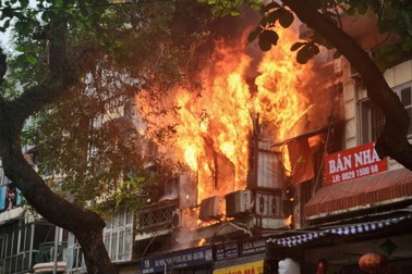 Lửa cháy ngùn ngụt tại ngôi nhà trên phố cổ Hà Nội