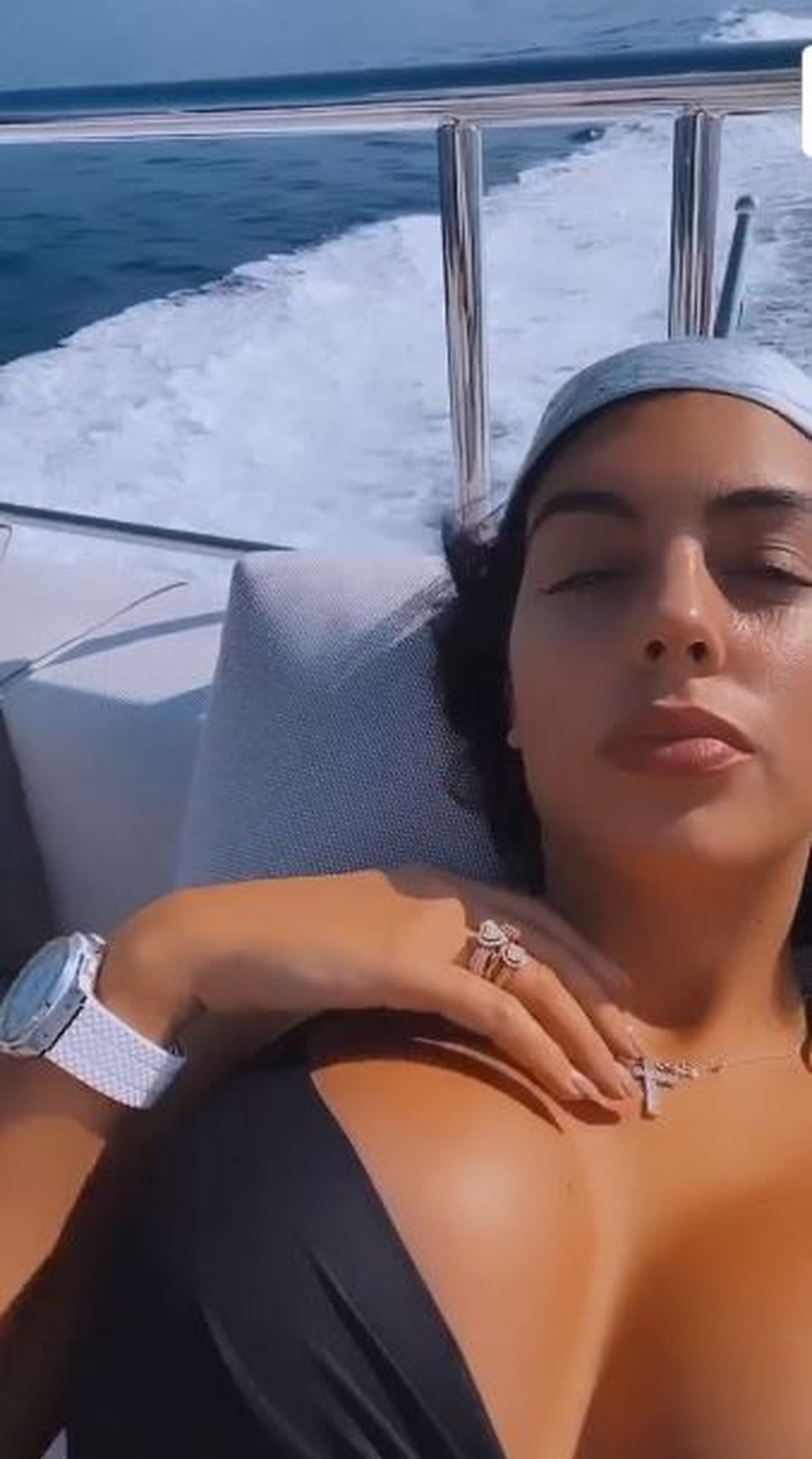 Bạn gái C.Ronaldo diện bikini khoe dáng gợi cảm trên du thuyền - 1 Bạn gái C.Ronaldo diện bikini khoe dáng gợi cảm trên du thuyền - 1
