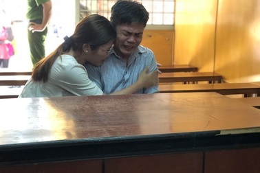 Cha giết mẹ, ra tòa con gái ôm cha khóc nức nở