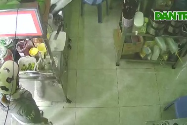 Giả vờ mua trà sữa, cô gái nhanh tay trộm 2 điện thoại