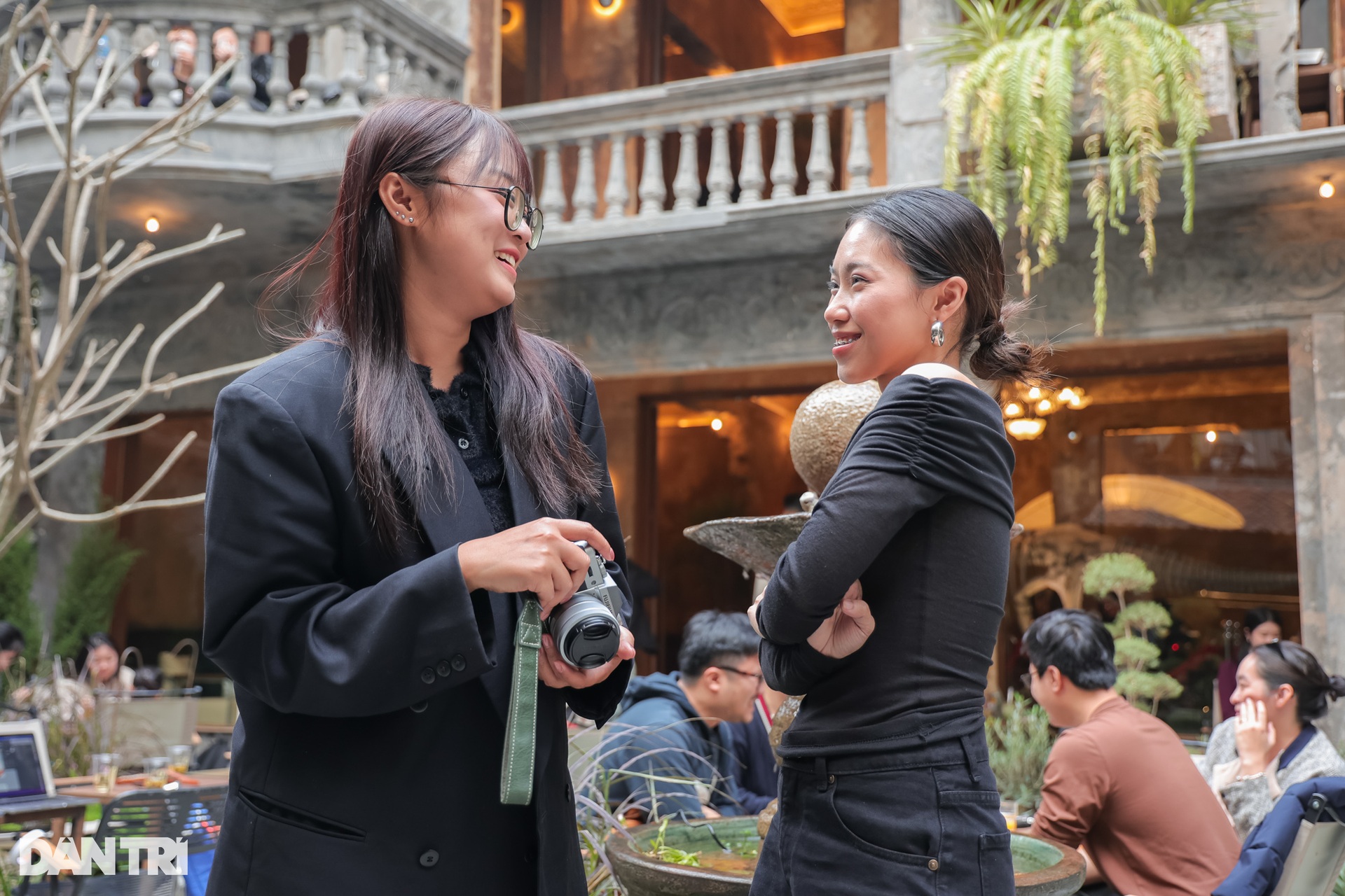 Hà Nội: Quán cà phê trưng bày xương khủng long, ngày đón gần nghìn khách - 5 Hà Nội: Quán cà phê trưng bày xương khủng long, ngày đón gần nghìn khách - 5