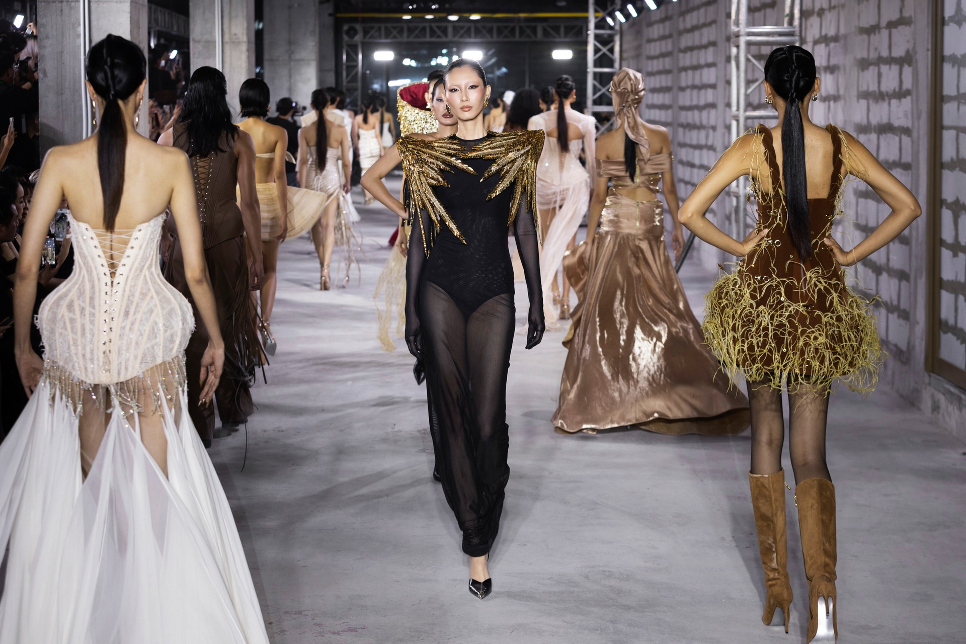 Minh Trieu snublet i skjørtet sitt, håndterte hendelsen på catwalken profesjonelt - 10 Minh Triệu vấp tà váy, xử lý sự cố chuyên nghiệp trên sàn diễn thời trang - 10