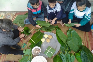 Được bạn đọc giúp đỡ, vợ chồng bệnh "hiểm" vui vẻ gói bánh chưng đón Tết