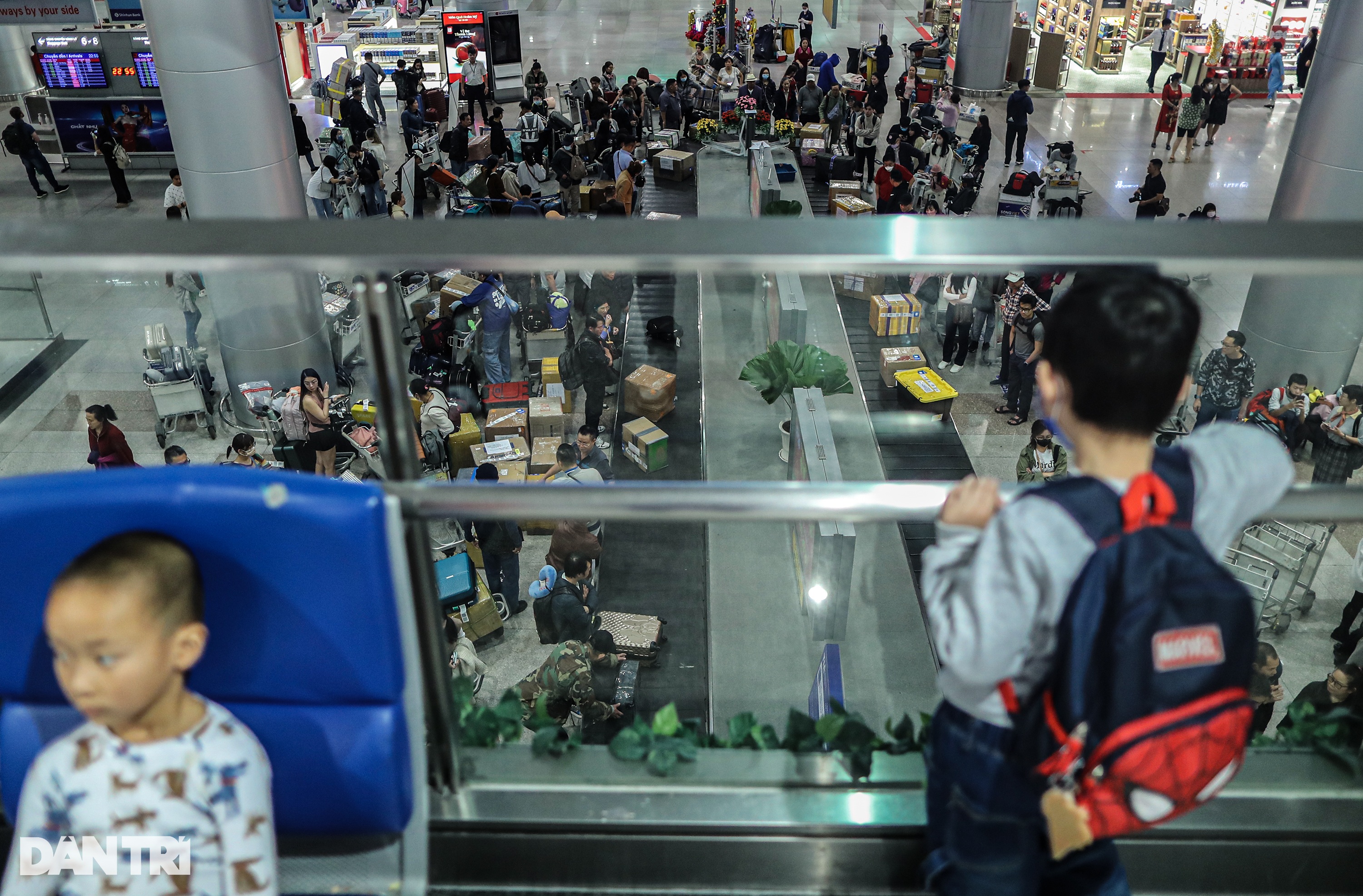 Sân bay Tân Sơn Nhất chật ních người vào giữa đêm - 5 Sân bay Tân Sơn Nhất chật ních người vào giữa đêm - 5