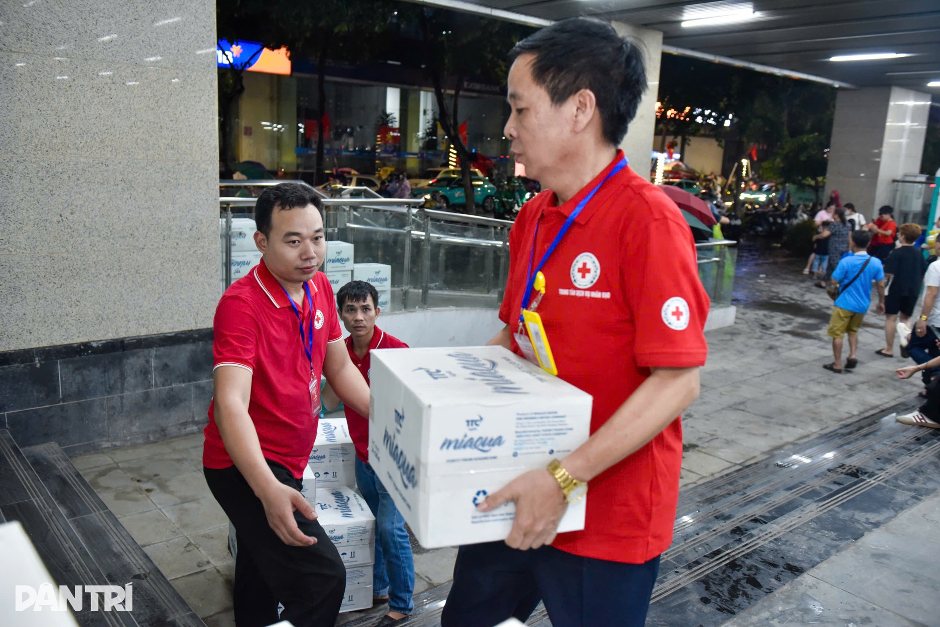 Hà Nội: Xuyên đêm nối những nhịp tàu rạo rực tình yêu đất nước - 13 Hà Nội: Xuyên đêm nối những nhịp tàu rạo rực tình yêu đất nước - 13