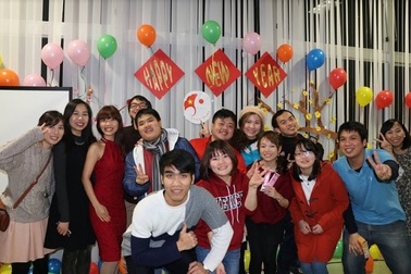 Bạn trẻ Việt tụ họp bên mâm cỗ Tết tại Osaka