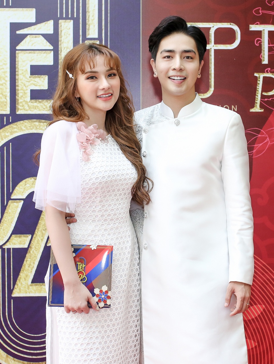 Hồ Ngọc Hà ngại ngùng khi hát lô tô cùng đoàn nghệ sĩ chuyên nghiệp - 10 Hồ Ngọc Hà ngại ngùng khi hát lô tô cùng đoàn nghệ sĩ chuyên nghiệp - 10