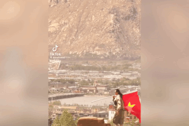 3 triệu lượt xem cô gái Việt lan tỏa tình yêu nước từ "nóc nhà thế giới"