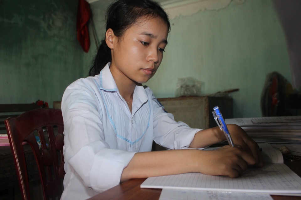Nghị lực của cô học trò đến trường trên tay mẹ - 3 Nghị lực của cô học trò đến trường trên tay mẹ - 3
