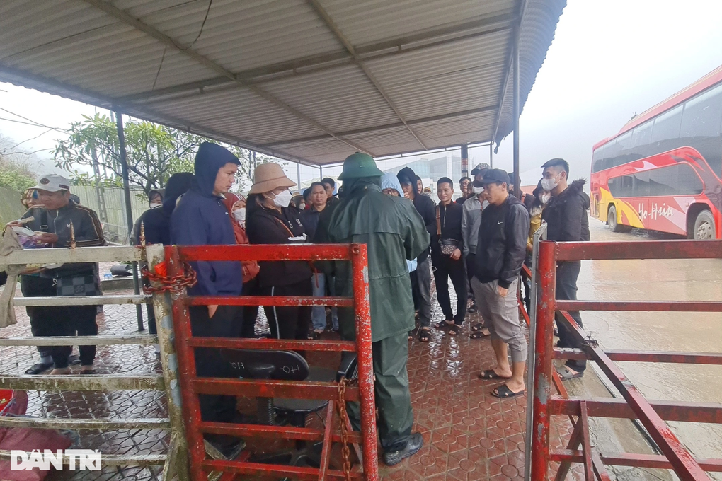 Người Việt ở Lào rồng rắn về quê ăn Tết - 2 Người Việt ở Lào rồng rắn về quê ăn Tết - 2