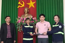 2 nhân viên môi trường nhặt được 4.700USD trong lúc dọn vệ sinh