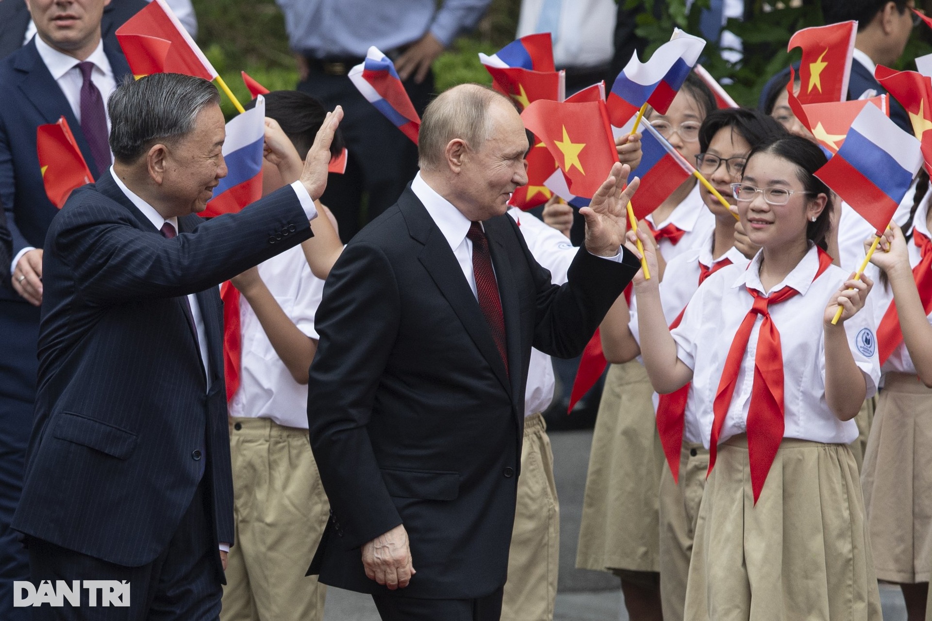 Toàn cảnh lễ đón Tổng thống Nga Putin thăm cấp Nhà nước tới Việt Nam - 2