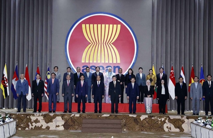 Chủ tịch nước Nguyễn Xuân Phúc với Tổng Thư ký ASEAN Lim Jock Hoi và các đại biểu.