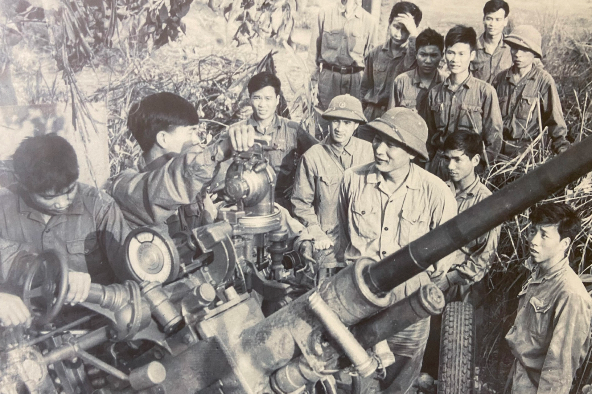 Nhìn lại những hình ảnh quý về vị Tư lệnh đường Trường Sơn huyền thoại - 5 Nhìn lại những hình ảnh quý về vị Tư lệnh đường Trường Sơn huyền thoại - 5