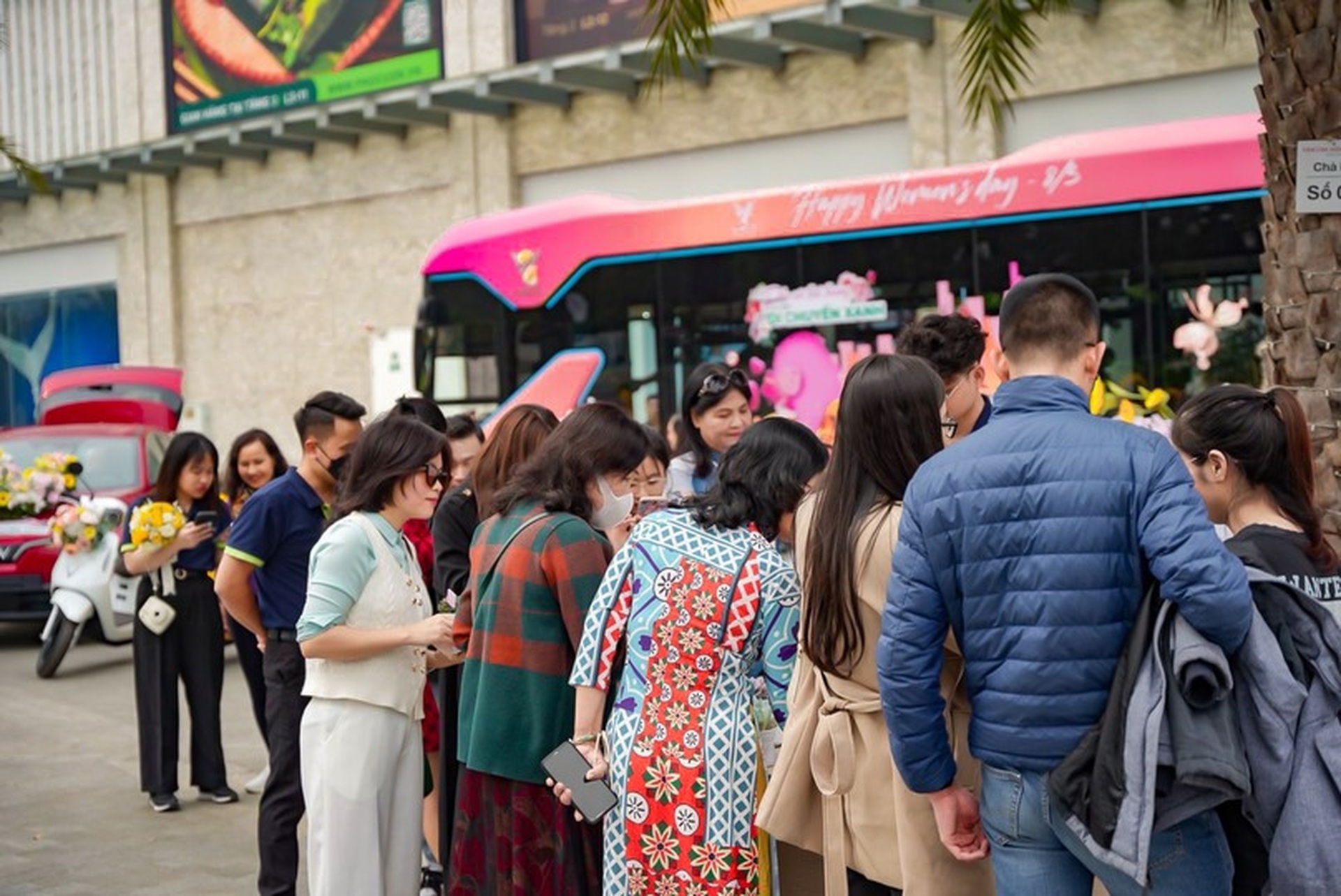 Nhiều khách hàng nữ bất ngờ khi được tặng quà 8/3 trên xe VinBus - 5