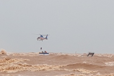 Cận cảnh trực thăng tiếp cận, giải cứu các thuyền viên trên tàu gặp nạn