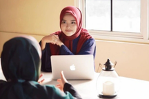 Công sở với những cữ cầu nguyện, tiệc... nước lọc trong mùa "nhịn chay"