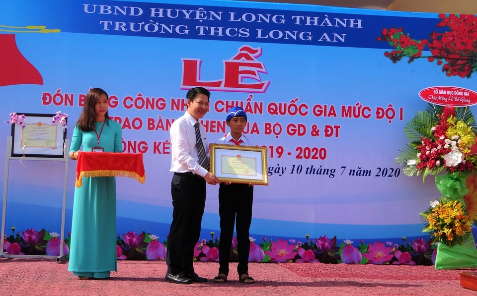 Bộ GDĐT tặng bằng khen cho cậu học trò nhặt rác thông miệng cống dưới mưa - 1