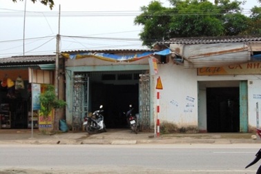 Bịt mặt xông vào quán ăn đêm chém chết người