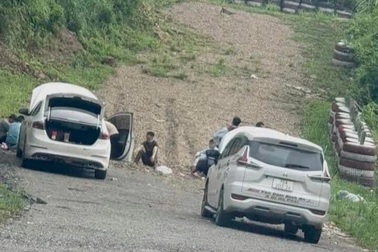 Trớ trêu hình ảnh xe ô tô dán chữ "Vạn dặm bình an" dừng giữa đường cứu nạn