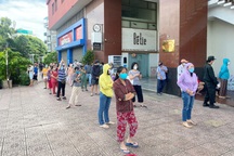 TPHCM: Người dân xếp hàng dài đi siêu thị vì khó đặt online, thiếu shipper