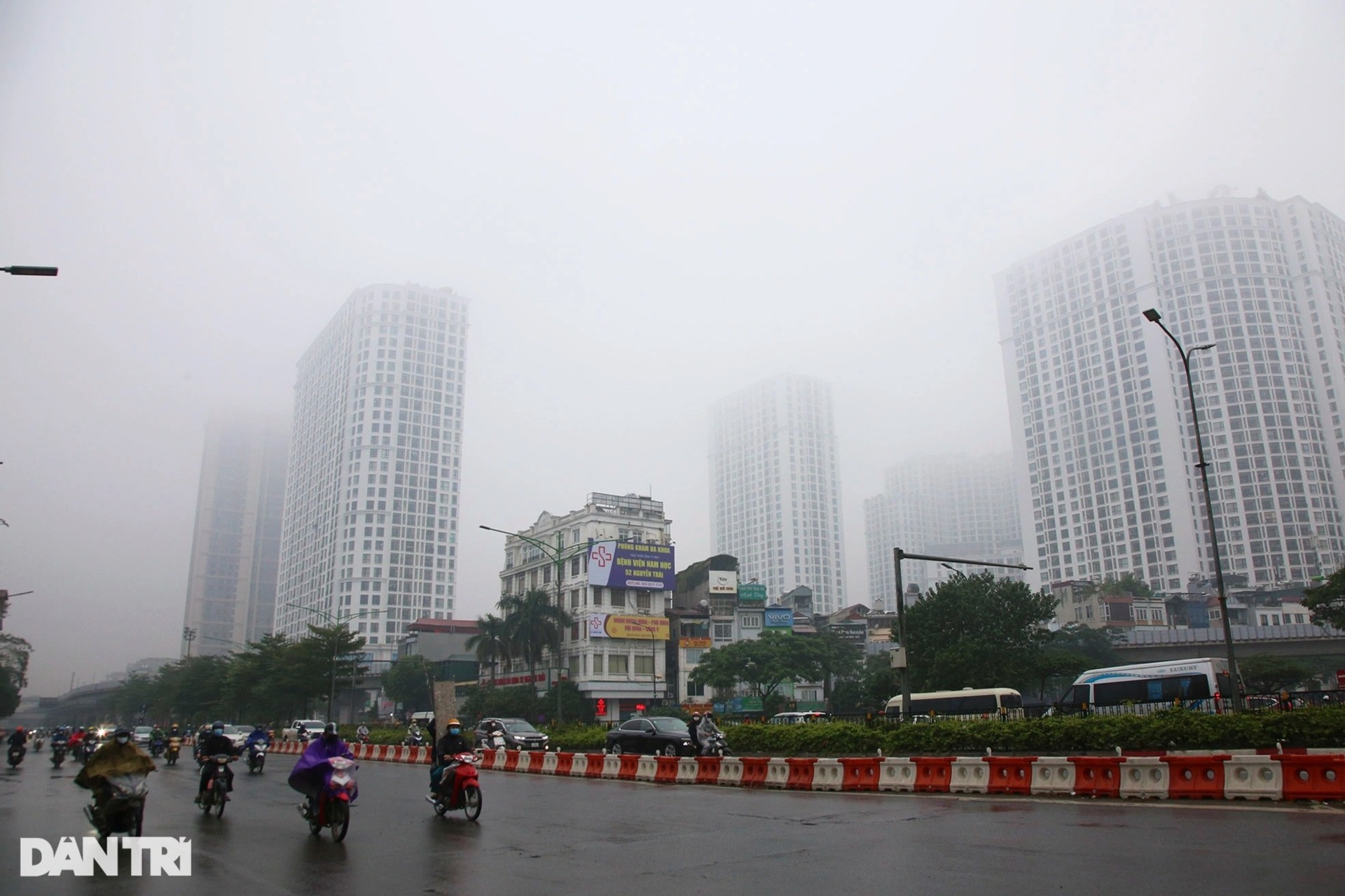 Mưa rét, sương mù bao phủ dày đặc Hà Nội ngày cuối tuần - 16 Mưa rét, sương mù bao phủ dày đặc Hà Nội ngày cuối tuần - 16