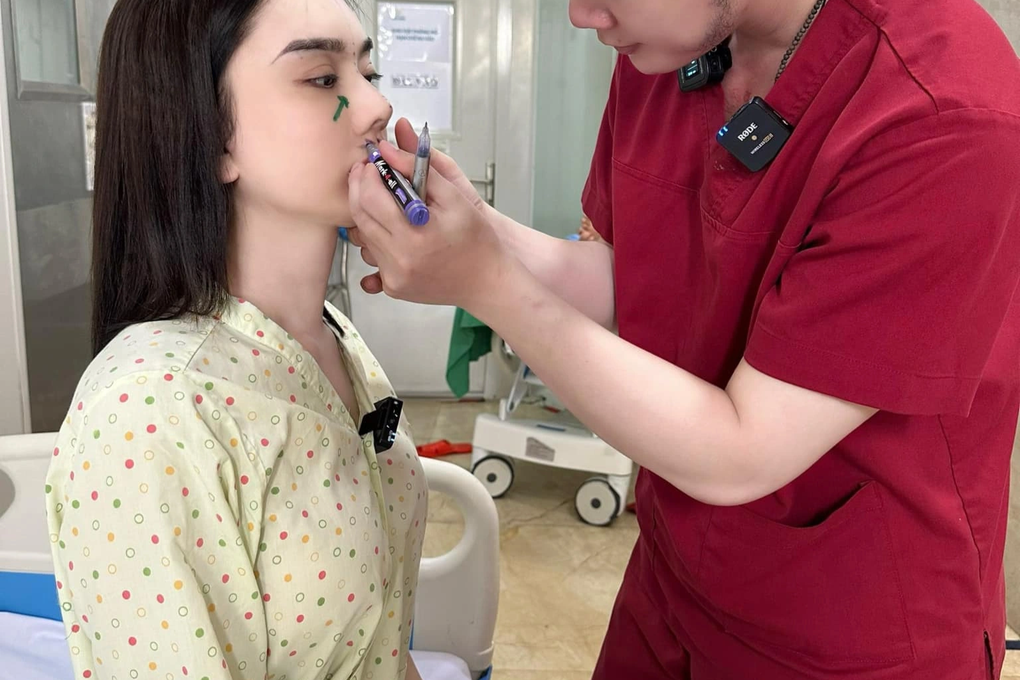 Lâm Khánh Chi: Liên tục trùng tu nhan sắc, vẻ ngoài khác lạ gây chú ý - 2 Lâm Khánh Chi: Liên tục trùng tu nhan sắc, vẻ ngoài khác lạ gây chú ý - 2