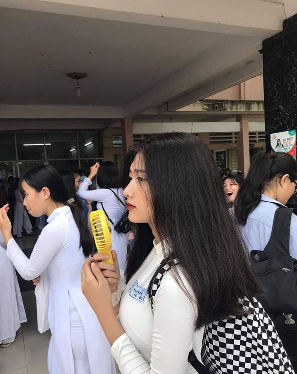 “Thiên thần áo dài trắng” đẹp dịu dàng trong ngày tổng kết năm học - 4 “Thiên thần áo dài trắng” đẹp dịu dàng trong ngày tổng kết năm học - 4