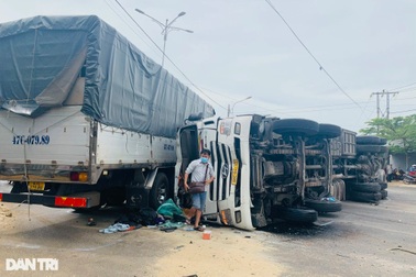 Xe tải gây tai nạn liên hoàn rồi lật nhào