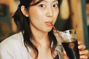 Uống nhiều nước có ga sẽ nhanh lão hóa