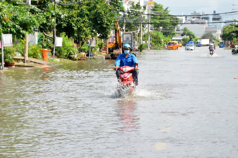 Khu dân cư bị nước bủa vây tứ phía ở Sài Gòn - 2