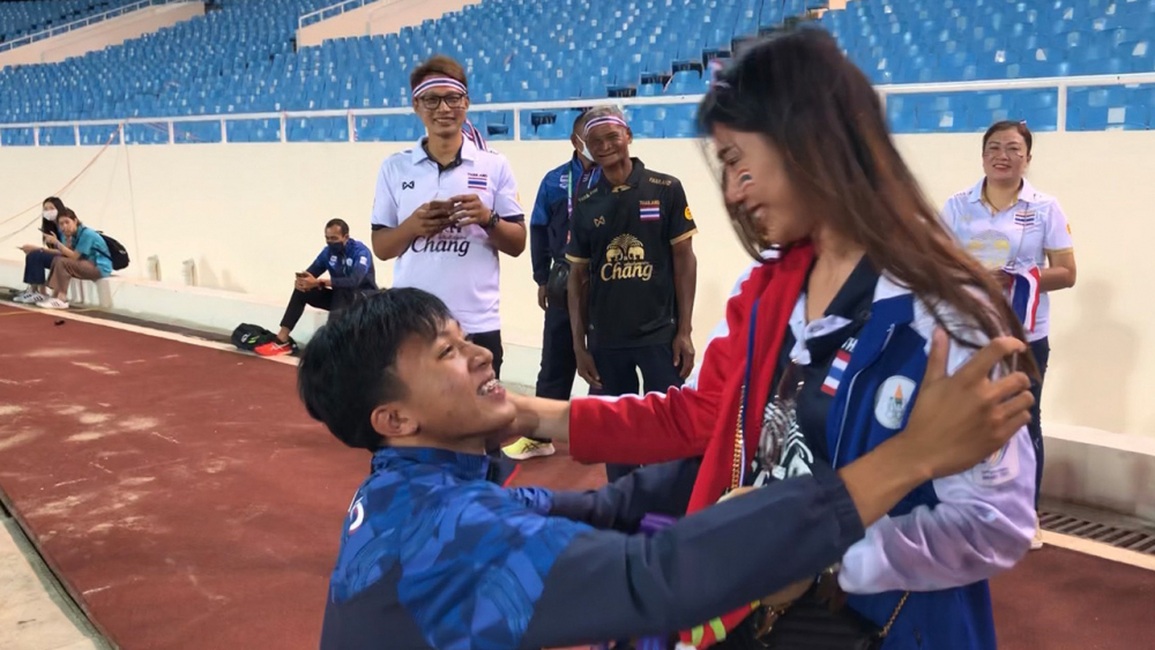 Nhà vô địch SEA Games quỳ gối dâng HCV cho mẹ sau chiến thắng - 1 Nhà vô địch SEA Games quỳ gối dâng HCV cho mẹ sau chiến thắng - 1