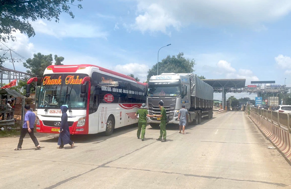 Tài xế xe đầu kéo chặn đầu ô tô khách, lao vào ẩu đả ở Lâm Đồng - 1 Tài xế xe đầu kéo chặn đầu ô tô khách, lao vào ẩu đả ở Lâm Đồng - 1