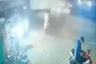 Hai thiếu nữ thoát chết thần kỳ dưới bánh xe container