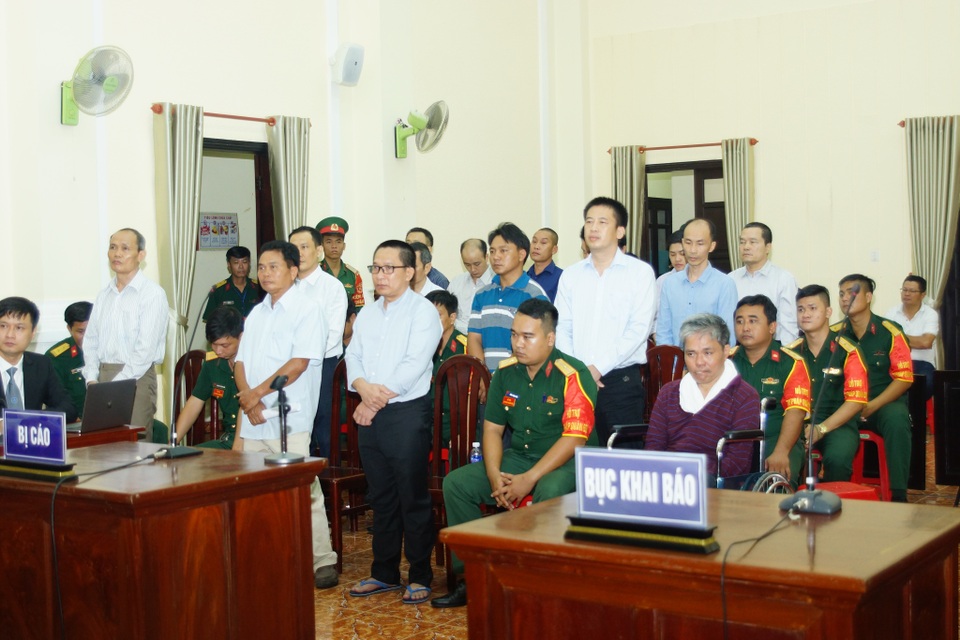 Đại tá quân đội sản xuất xăng giả lãnh 9 năm tù - 1 Đại tá quân đội sản xuất xăng giả lãnh 9 năm tù - 1