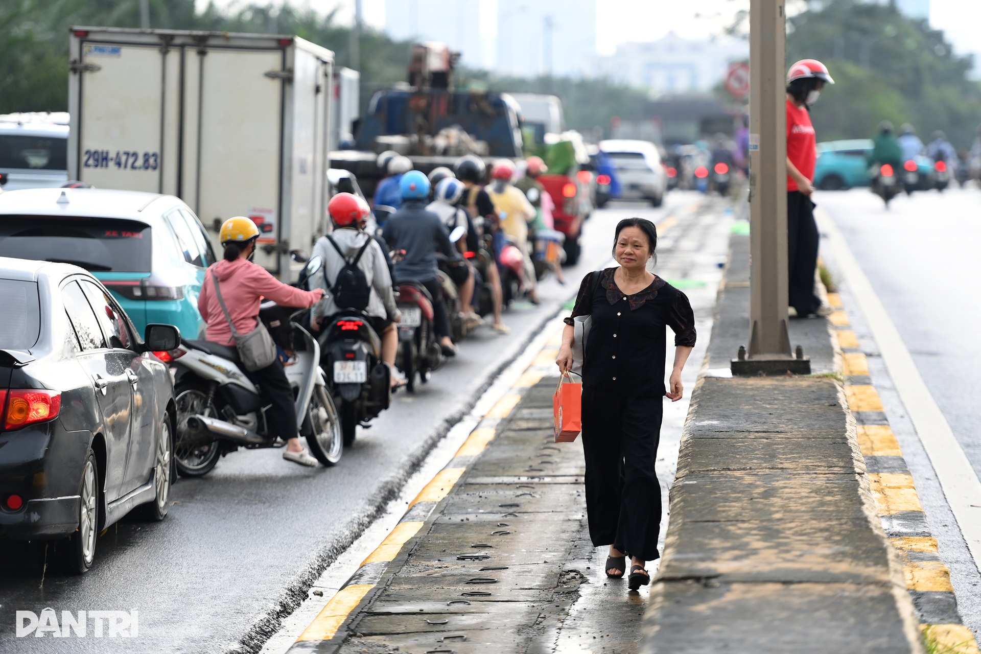 Đại lộ Thăng Long vẫn ngập sâu, ùn tắc kéo dài gần 10km trên cao tốc - 12 Đại lộ Thăng Long vẫn ngập sâu, ùn tắc kéo dài gần 10km trên cao tốc - 12