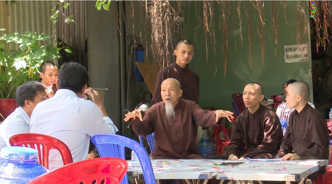Ông Lê Tùng Vân và những người trong hộ gia đình bà Cao Thị Cúc làm việc với cơ quan chức năng.