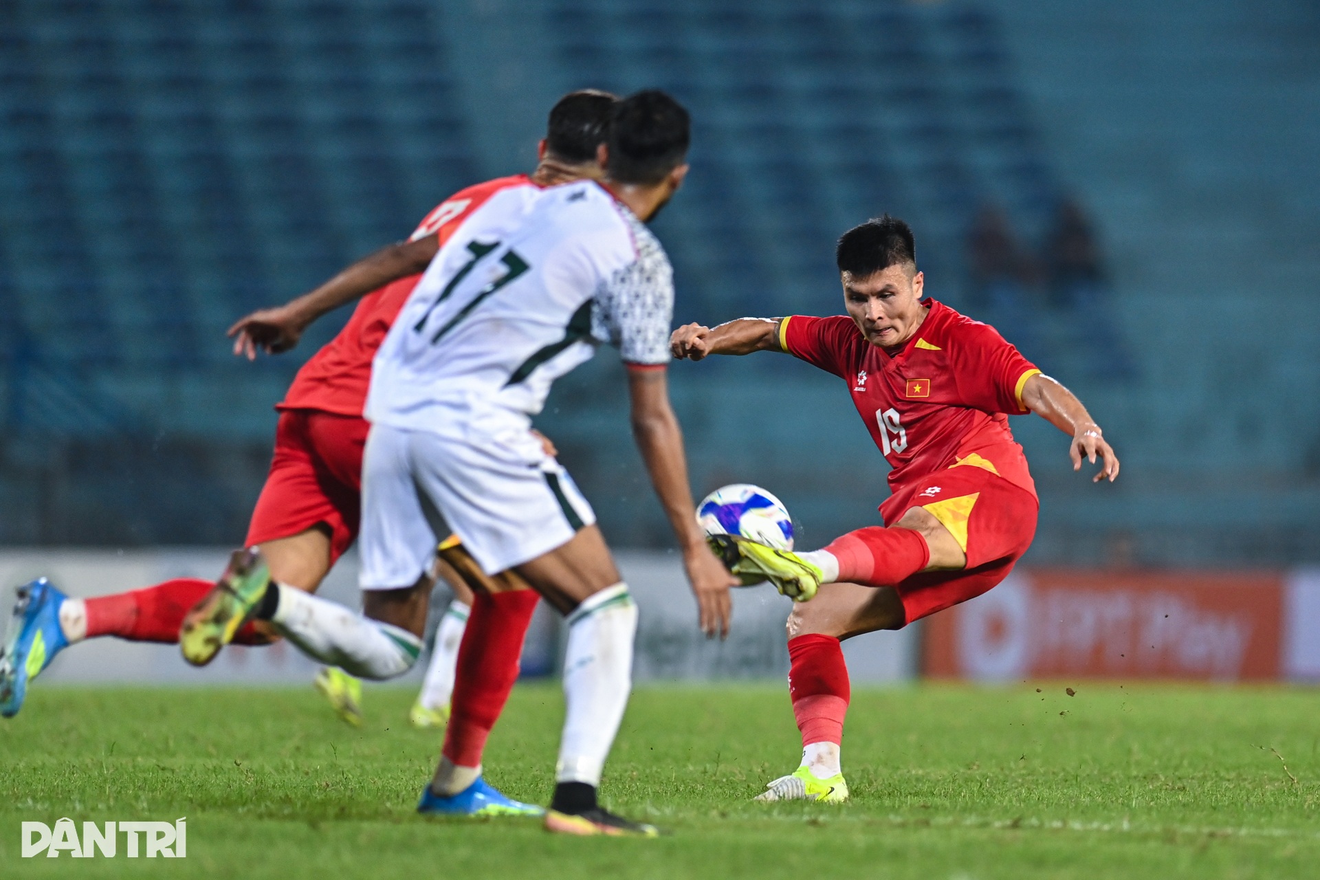 Màn trình diễn của Xuân Son, Hoàng Hên trong chiến thắng Bangladesh 3-0 - 5 Màn trình diễn của Xuân Son, Hoàng Hên trong chiến thắng Bangladesh 3-0 - 5