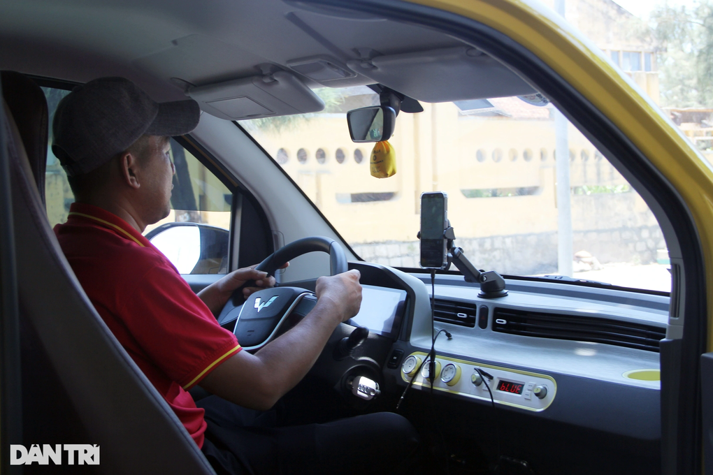 Tiết lộ thu nhập của tài xế lái taxi điện mini giá cước 8.000 đồng mỗi km - 1