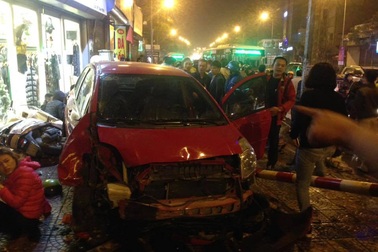 Hà Nội: "Xe điên" đâm 8 xe máy, nhiều người nhập viện