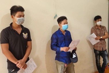 Tụ tập ăn nhậu còn "cà khịa" với hàng xóm, ba người bị phạt 45 triệu đồng