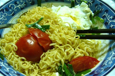 Mỳ gói có phẩm màu E102 vẫn an toàn